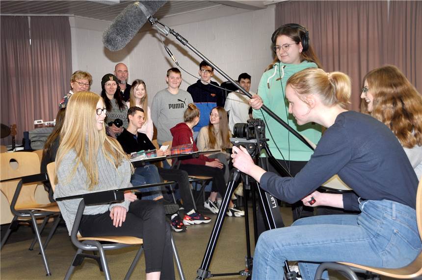 Beethoven aus Schülersicht: Kreuzschule dokumentiert Projekte zum Beethoven-Jahr im Film Alexandra (l.) beim Probeinterview mit Frieda und Joanna: Auch so haben sich die Kreuzschüler auf die Interviews vorbereitet, die sie an insgesamt acht anderen Schulen im ganzen Münsterland durchführen wollen.