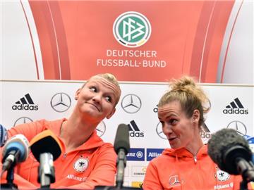 Alexandra Popp (l) und Simone Laudehr bei der Pressekonferenz in Montreal. Foto: Carmen Jaspersen