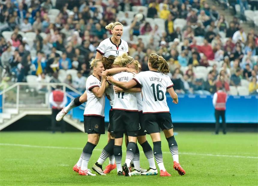 DFB-Frauen siegen 6:1 gegen Simbabwe Alexandra Popp (oben) freut sich mit ihrer Mannschaft über den Sieg.