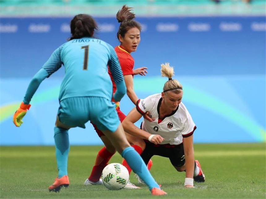 Vorfreude bei DFB-Frauen: Im Halbfinale gegen Kanada Alexandra Popp (r) und Co. hatten lange Probleme Chinas Abwehr zu überwinden. Foto: Cristiane Mattos