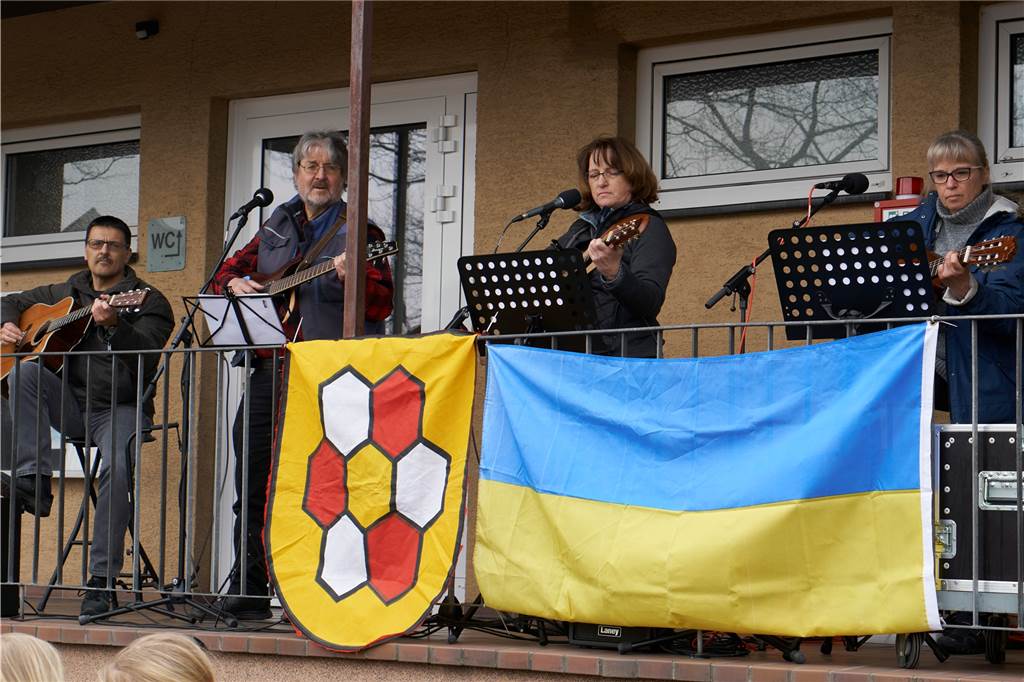 Spendenlauf für Ukrainer bei SuS Oberaden ein voller Erfolg: „Da verschlägt es einem die Sprache“ Alexandra Schramm, Reinhard Chudaska und Michael und Doris Becker gaben nach dem Spendenlauf ein kleines Konzert.