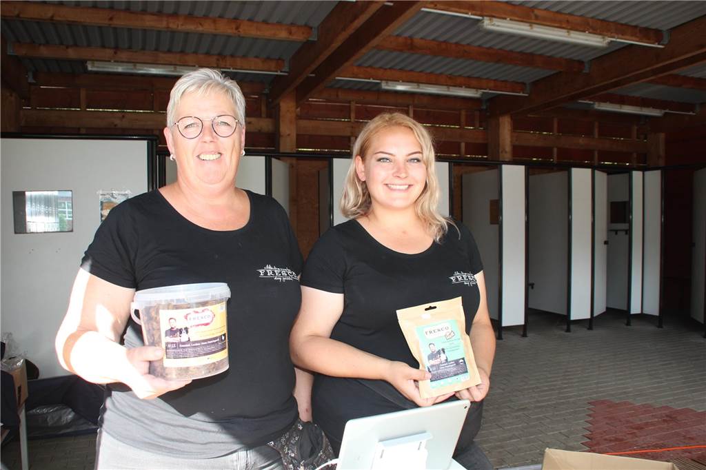 Alexandra Thieme (l.) und Janina Ragop verkauften Hundezubehör.