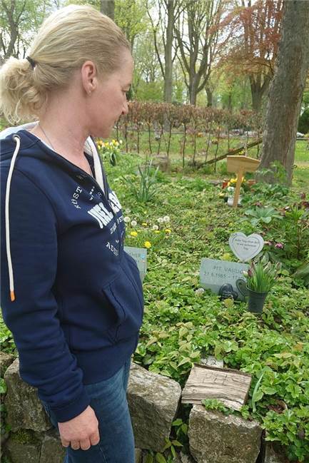 Nach Friedhofsdiebstahl: Gestohlene Laternen standen auf anderem Grab Alexandra Vasiliou am Urnengrab ihres Mannes auf dem evangelischen Friedhof in Mengede