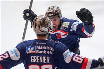 Alexandre Grenier und Brent Aubin (v.li.) haben mit den Iserlohn Roosters in den kommenden Wochen ein strammes Programm zu absolvieren.