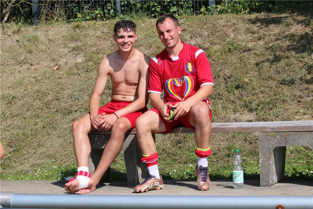 Trotz schwacher erster Halbzeit: FC Romania hält Kurs: Torjäger Covit muss verletzt raus Alexandru Covit (l.) Torjäger des FC Romania Unita, schaute sich die zweite Halbzeit von der Zuschauertribüne aus an.