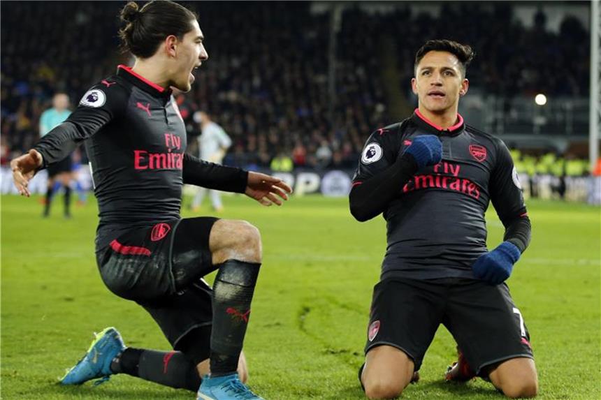 Mustafi trifft bei Arsenal-Sieg gegen Crystal Palace Alexis Sanchez (r) und Teamkollege Hector Bellerin vom FC Arsenal feiern einen Treffer gegen Crystal Palace. Foto: Alastair Grant