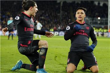 Alexis Sanchez (r) und Teamkollege Hector Bellerin vom FC Arsenal feiern einen Treffer gegen Crystal Palace. Foto: Alastair Grant