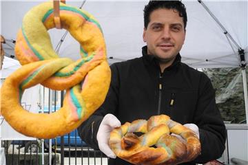 Alfred Di Martini macht die Brezel bunt. Foto: Johannes Schmitt-Tegge