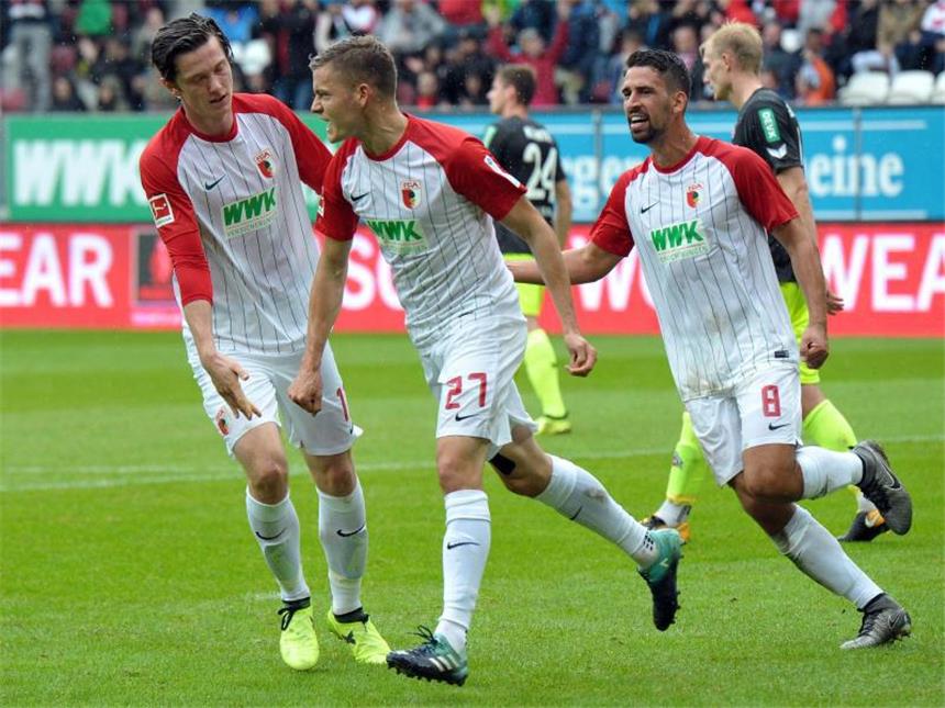 FCA-Stürmer Finnbogason überragt nach Leidenszeit Alfred Finnbogason (M.) war beim FC Augsburg gegen Köln der Matchwinner. Foto: Stefan Puchner