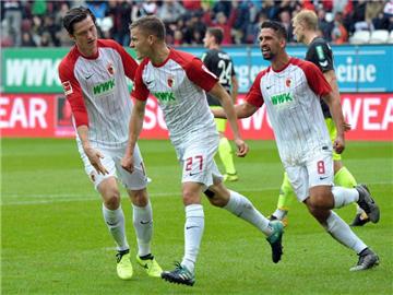 Alfred Finnbogason (M.) war beim FC Augsburg gegen Köln der Matchwinner. Foto: Stefan Puchner