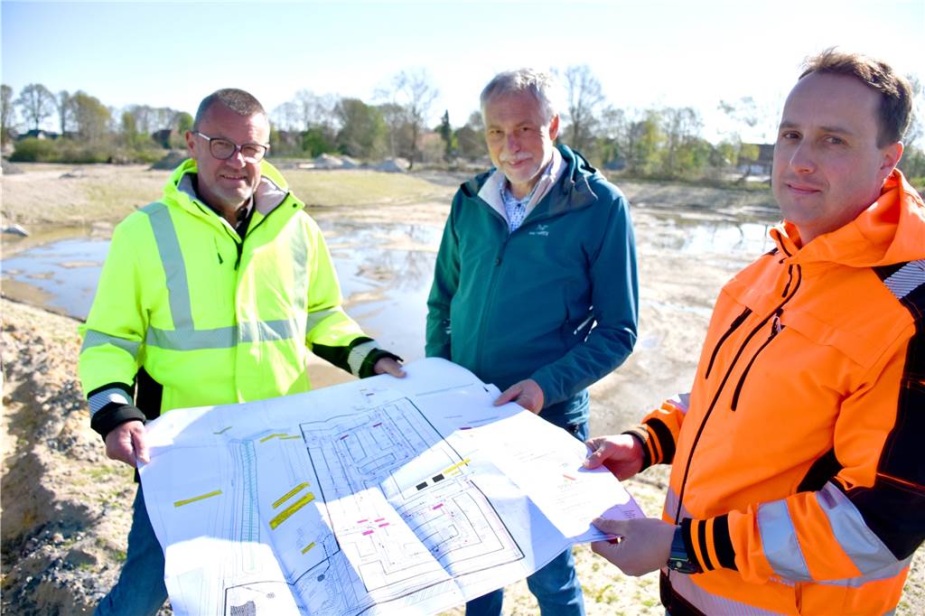 52 Bauplätze: 349 Familien träumen vom eigenen Grundstück am Deventer Weg Alfred Kühlkamp (Straßenbau), Richard Bömer, Leiter des Fachbereichs Tiefbau, und Volker Timmermann (Kanalbau, v.l.) am Mittwochmorgen im Baugebiet am Deventer Weg. Die Erschließungsarbeiten der Stadt sind – trotz einiger Schwierigkeiten – fast abgeschlossen.