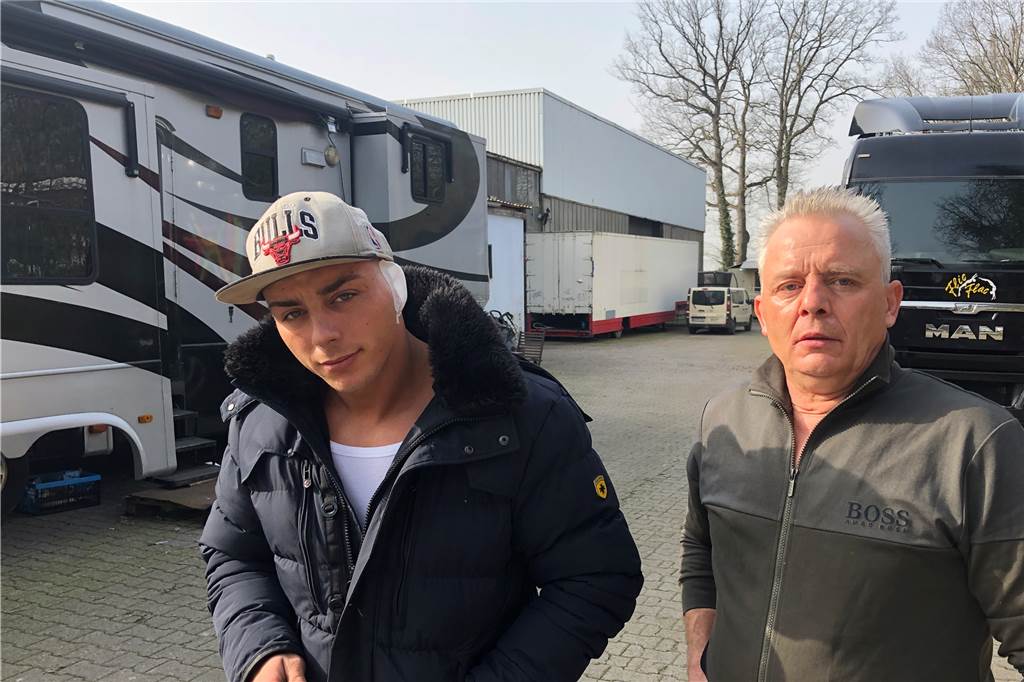 Zirkusartist stürzt aus 4,50 Metern Höhe: „Ich dachte, mein Kind stirbt“ Alfred Scholl (l.) stürzte vor etwas mehr als einer Woche 4,5 Meter in die Tiefe. Die Folgen des Schädelbasisbruchs machen ihm immer noch zu schaffen. Aber er ist wie Hardy Scholl dankbar für die Anteilnahme aus der Schermbecker Bevölkerung.