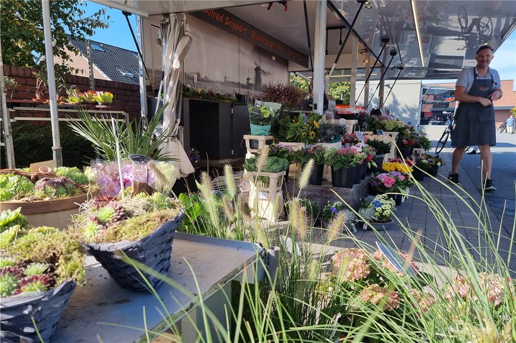 Wochenmarkt im Wandel: Beschicker kommen und gehen – doch warum? Alfred Snippert aus Gronau-Epe ist mit seinen Schnittblumen, Sträuße und Grünpflanzen einer von zwei neuen Beschickern auf dem Heeker Wochenmarkt.