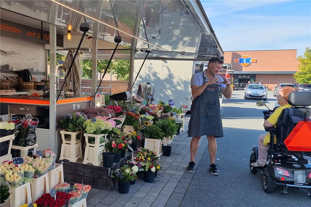 Neue Händler auf Wochenmarkt: Familienunternehmen mit Tradition Alfred Snippert in seinem Element: Verkaufen und mit der Kundschaft einen kleinen Plausch halten. Der gebürtige Niederländer aus Gronau-Epe liebt seinen Job, wie er sagt.