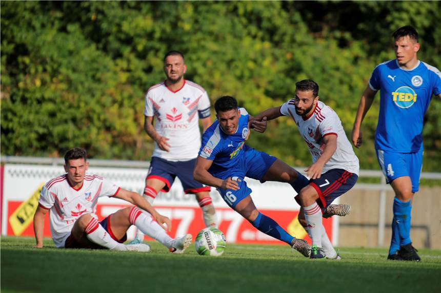 Ali Abou-Saleh (2.v.r.) traf gleich gegen Brünninghausen.