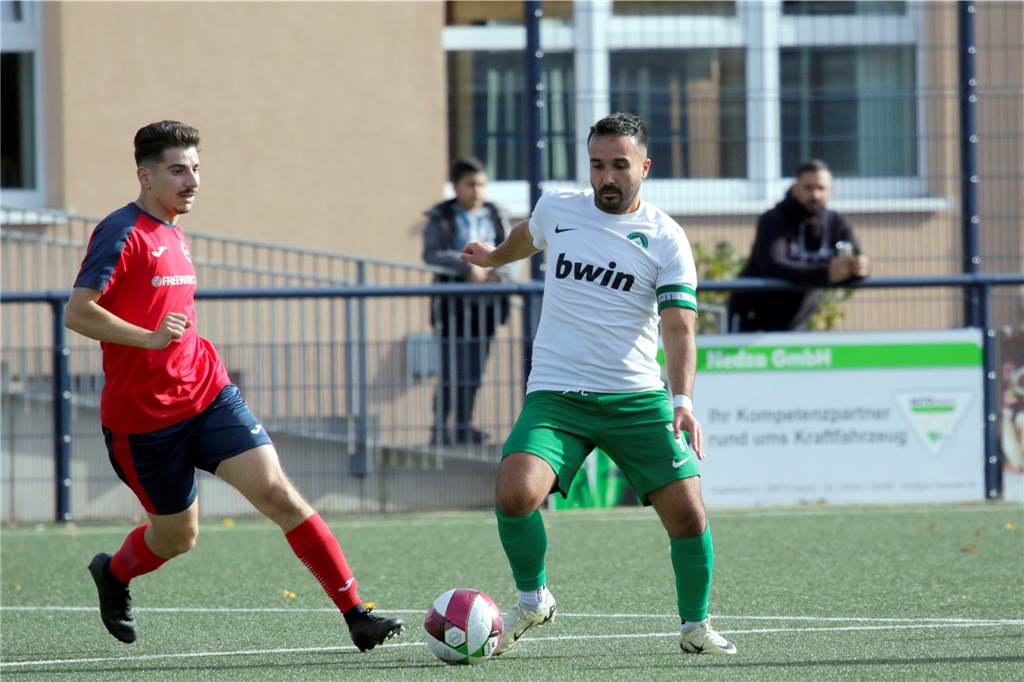 SV Stockum verliert chaotisches Spiel in Heessen : „Wir zerfetzen uns, statt uns zu pushen“ Ali Altintas (r.) verlor mit dem SV Stockum ein wildes Spiel in Heessen.
