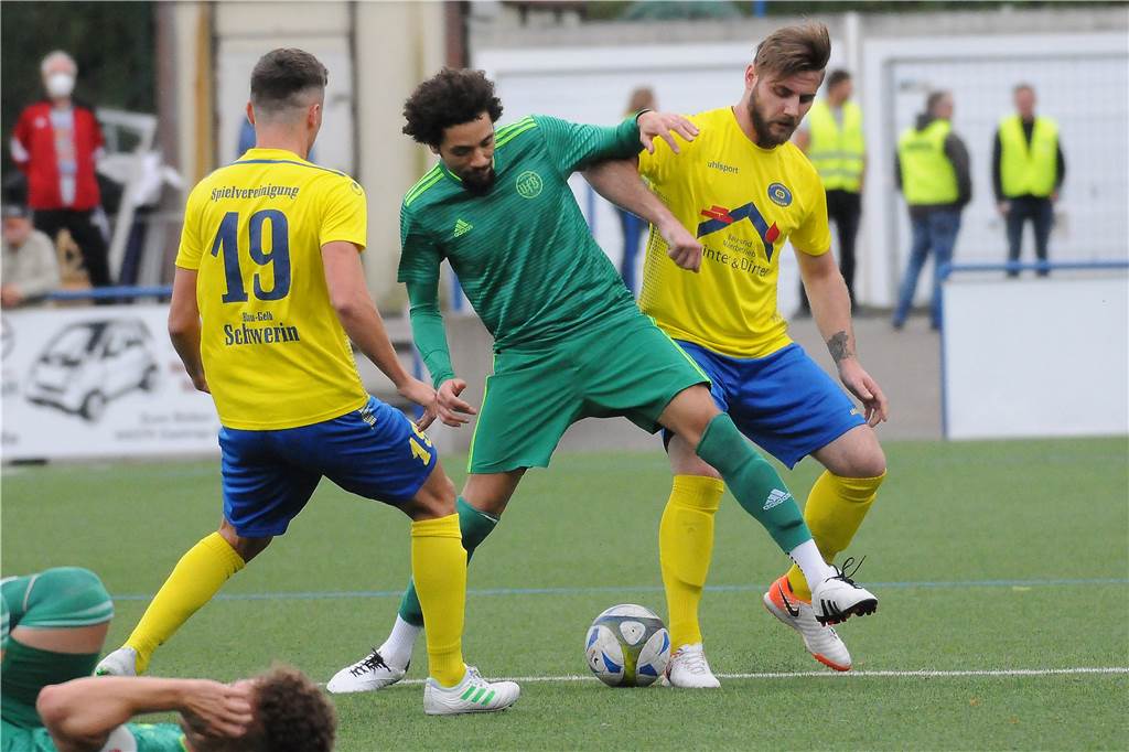 Spvg Schwerin: Hoffnungsträger darf endlich spielen - aber eine Baustelle wird jetzt riesengroß Ali Caliskan (r) hat endgültig seine Rotsperre aus der alten Saison abgesessen.