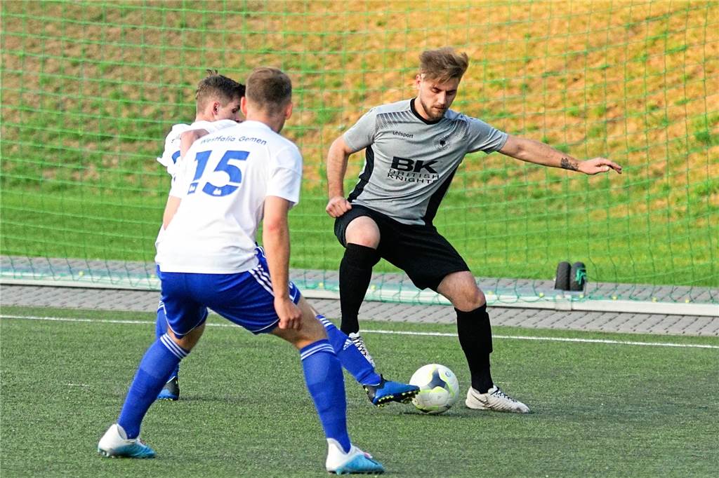 Von der Bezirks- in die Westfalenliga: Caliskan wechselt trotz anderer Zusage zum Lüner SV Ali Caliskan (r.), hier noch im Trikot von Teutonia SuS Waltrop, will sich beim Lüner SV einen Stammplatz erkämpfen.