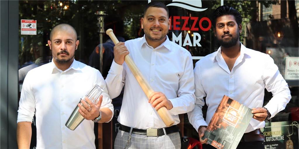 „Essen gehen ist Luxus geworden“: Sinkt die Bereitschaft zum Trinkgeld? Ali Chahine, Betriebsleiter des Mezzomar in Dorsten, und seine Kollegen Pasquale Termine und Peralcas Pavananthan hoffen in Zukunft wieder auf höhere Trinkgelder.