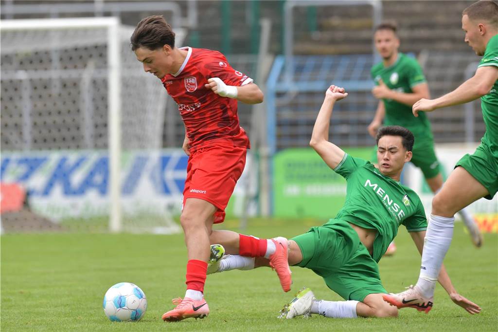 Youngster sorgt für Aufsehen bei Türkspor Ali Gün ist auf und davon: Der Türkspor-Spieler kann von Sandro Reyes (FC Gütersloh) nur noch per Foul gestoppt werden – und kassiert dafür die Rote Karte.