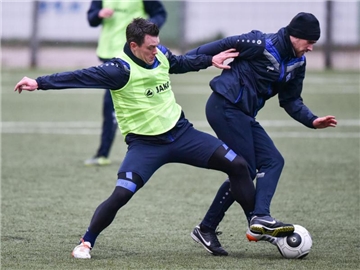 Ali Ibrahimaj (r) trainiert bei Waldhof Mannheim mit Hanno Balitsch. Foto: Uwe Anspach