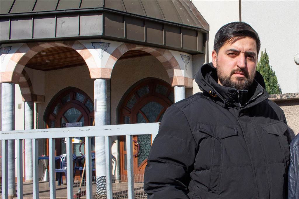 Ali Kalinsazlioglu, Sprecher der türkischen Gemeinde in Datteln, steht vor einer Moschee.