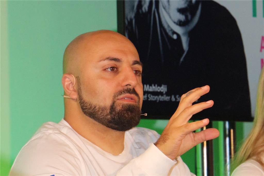 Ali Mahlodji stärkt Azubis: „Folgt euren Träumen, entfaltet eure Potenziale" Ali Mahlodji betonte, er sei das beste Beispiel dafür, dass die Arbeitswelt heute keine Einbahnstraße ist.