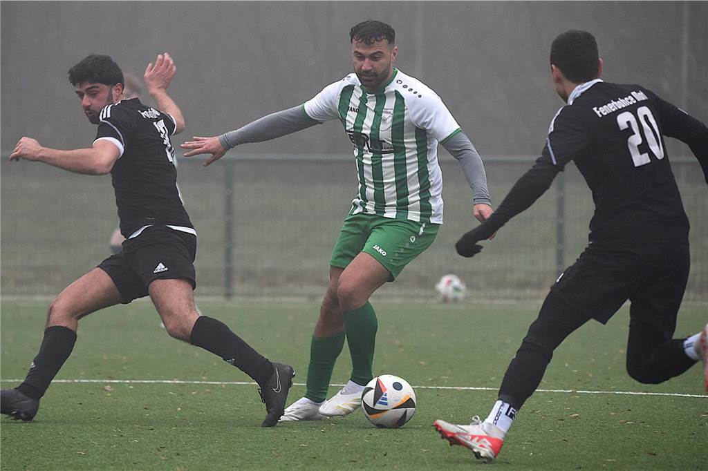 Ali Salha (M.) traf gleich bei seinem ersten Einsatz für Grün-Weiß Barkenberg.