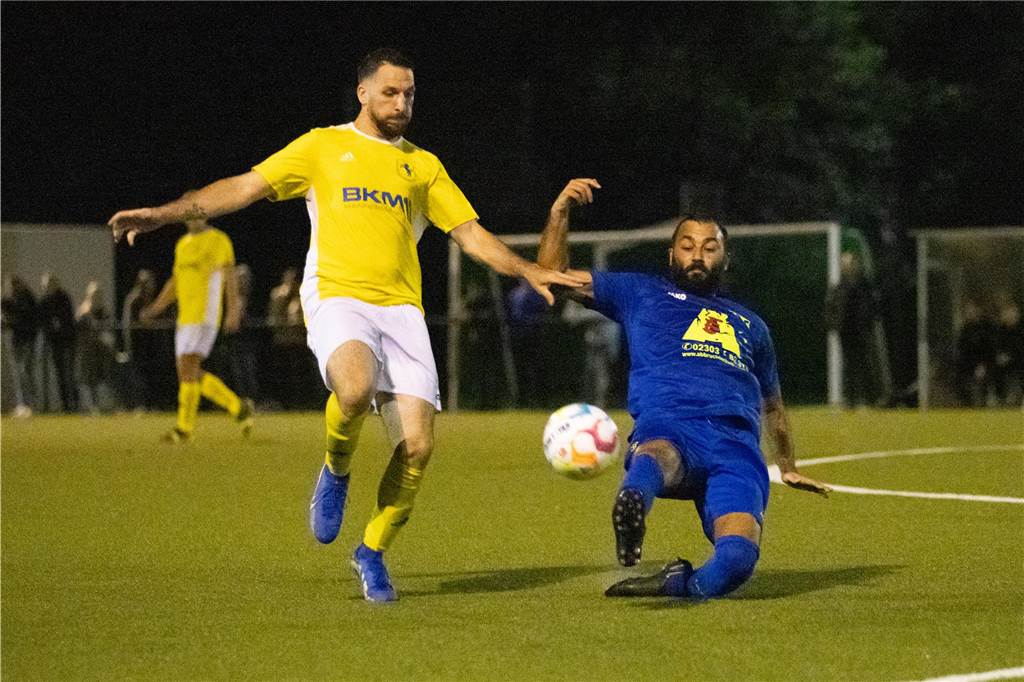 Derbys, kuriose Spielverläufe und Kantersiege: Sechs A-Kreisliga-Highlights der Hinrunde Ali-Sammy Moussa (l.) und der BSV Heeren erkämpften sich den 5:3-Derbysieg beim Kamener SC um Sitki Üstün.