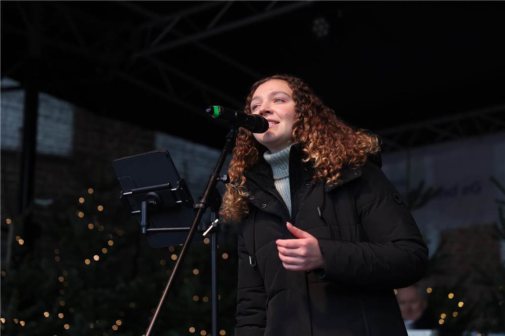 Hannelore Frie erhält den Bürgerpreis bei stimmungsvollem Weihnachtszauber Alica Schniggendiller singt