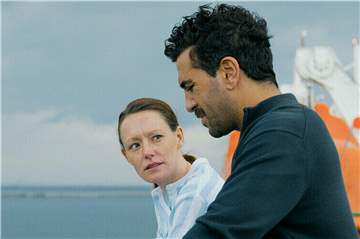 Alice (Lavinia Wilson) und Niklas (Elyas M’Barek) setzen über nach Sardinien und haben Gesprächsbedarf.