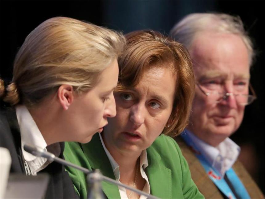 Meuthen will AfD nach turbulentem Parteitag befrieden Alice Weidel (l-r), Beatrix von Storch und Alexander Gauland, Mitglieder im AfD-Bundesvorstand, währen des Parteitags. Foto: Michael Kappeler