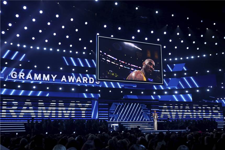 Alicia Keys widmet emotionalen Grammy-Auftakt dem Gedenken an Kobe Bryant Alicia Keys ehrte bei der Verleihung der diesjährigen Grammy Awards im Staples Center den verstorbenen Basketballspielers Bryant, der im Hintergrund auf einer Leinwand zu sehen war. Der ehemalige Basketball-Superstar Bryant ist am 26.01.2020 bei einem Hubschrauberabsturz in Kalifornien tödlich verunglückt.
