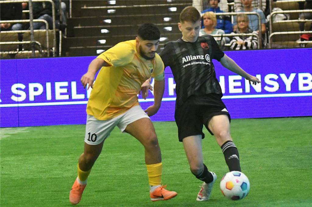 Am Rande der Bande: In der Europahalle Alihan Kurgan (l) von den SF Habinghorst/Dingen gelang nach nicht ganz vier Sekunden Spielzeit gegen den SuS Merklinde das schnellste Tor der Hallenstadtmeisterschaft.