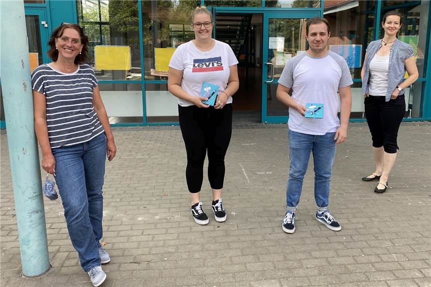 Mit dem Abitur in der Tasche zurück zur Grundschule Olfen Alina Dragon (2.v.l.) und Nico Brox sind die beiden neuen Bufdis der Wieschhof-Grundschule Olfen.