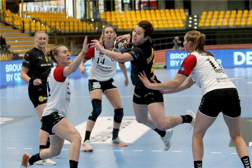 Alina Grijseels (2.v.r.) ist Kapitänin von Borussia Dortmund und hat einen Gastbeitrag für die Sportredaktion Dortmund verfasst.