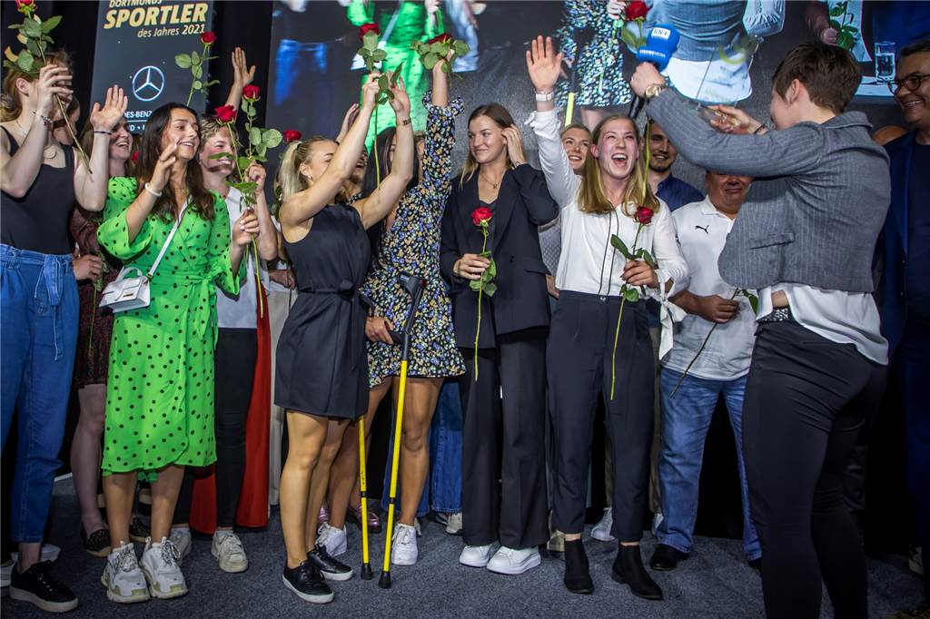 Alina Grijseels (l.) präsentierte ihren Mitspielerinnen die Trophäe für die Mannschaft des Jahres.