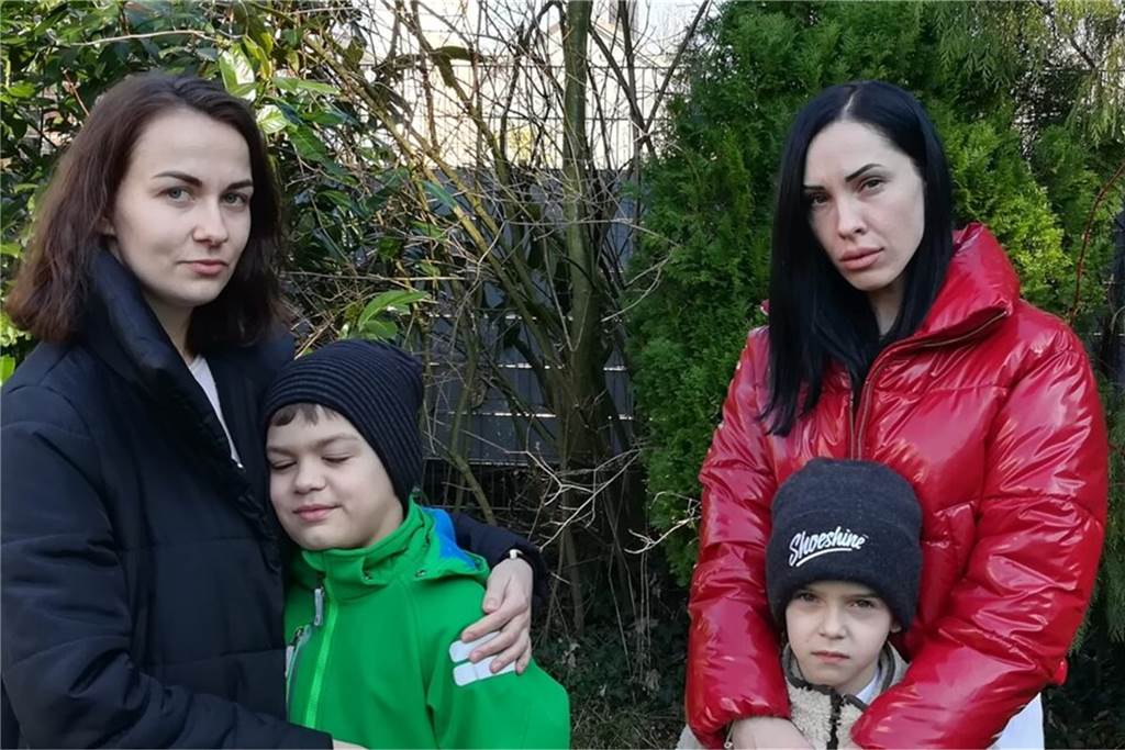 Psychologin über Kriegs-Traumata: „Darüber sollten sich auch Gastfamilien im Klaren sein“ Alina Gulianska (r.) mit Sohn Renat und Victoria Vlodisenko mit Sohn Vladislav stehen im Garten der Familie Baum in Werne. Dort fanden die Ukrainer eine Unterkunft.