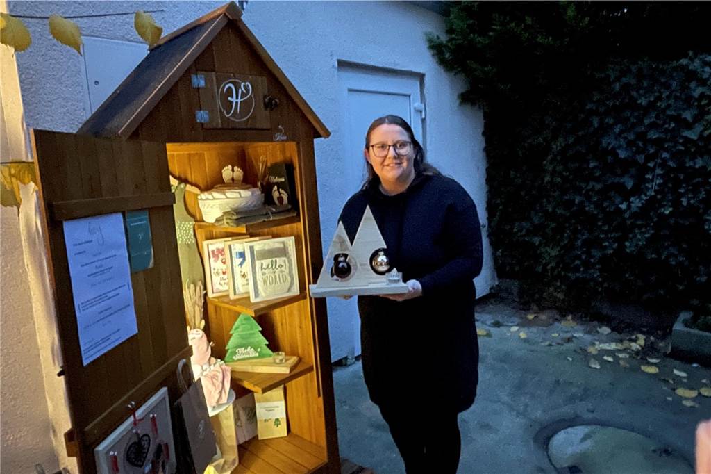 Von Windeltorte bis Weihnachtsdeko – Selbstbedienungsschrank öffnet Frau mit Deko vor Schrank