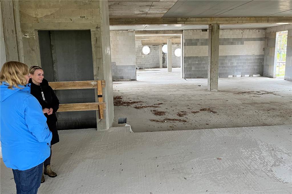 Naturkita Senfkorn mit modernem Konzept: Viel Platz für freies Spiel Alina Moors und Merle Vokkert auf der Baustelle: Hier entsteht die neue Kita "Senfkorn".