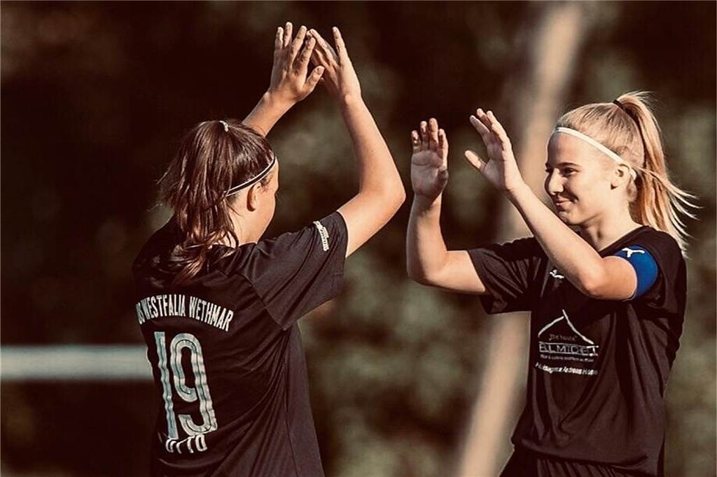 Lüner Fußball-Duo wechselt nach Dortmund in die Westfalenliga Alina Otto (links) und Lena Kautz (rechts) haben den Sprung in die Westfalenliga geschafft.