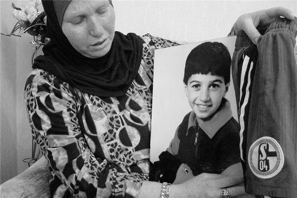 Vor 25 Jahren wurde Ali (10) getötet: Sein Mörder will in Haft bleiben Alis Mutter zeigt 2007 ein Bild ihres Sohnes.