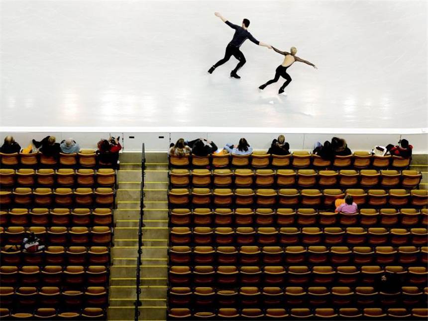 Savchenko als älteste Starterin mit Spaß bei WM Aljona Savchenko trainiert mit Bruno Massot in Boston. Foto: Justin Lane