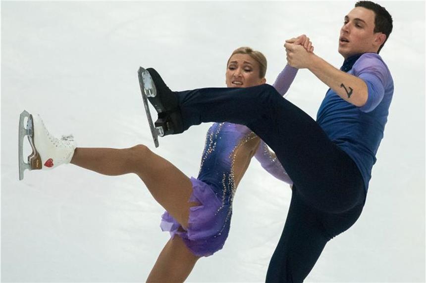 Mit Risiko auf den Olymp - Savchenko/Massot mutig Aljona Savchenko und Bruno Massot bei der Nebelhorn Trophy in Kür der Paare in Aktion. Foto: Peter Kneffel