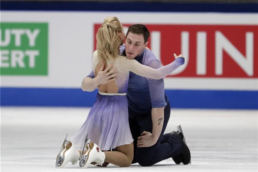 Savchenko/Massot wollen im Mai Zukunftspläne verraten Aljona Savchenko und Bruno Massot gewannen Olympia-Gold im Paarlauf. Foto: Luca Bruno/AP