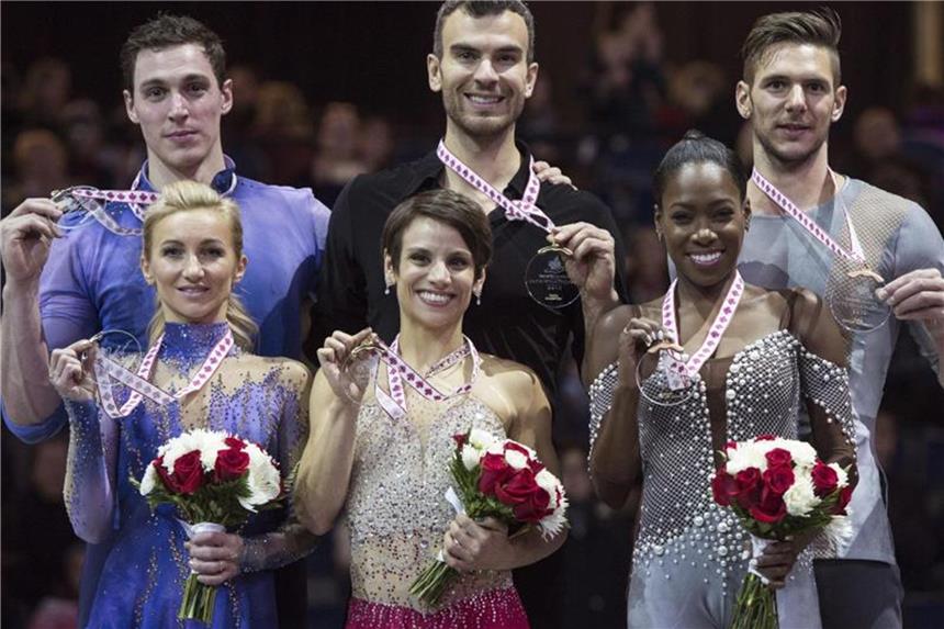 Paarläufer Savchenko/Massot Zweite bei Skate Canada Aljona Savchenko und Bruno Massot mit Silber (l-r), die kanadischen Sieger Meagan Duhamel und Eric Radford und Vanessa James und Morgan Cipres aus Frankreich. Foto: Paul Chiasson