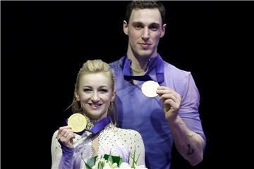 Aljona Savchenko und Bruno Massot posieren mit ihren Gold-Medaillien bei der WM. Foto: Luca Bruno/AP