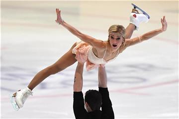 Aljona Savchenko und Bruno Massot werten die deutschen Eiskunstlauf-Meisterschaften mit ihrer Weltklasse auf. Foto: Fabian Sommer