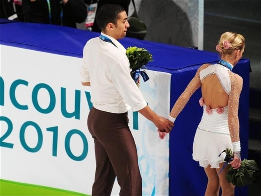 Goldener Olympia-Tag dank Hüfner und Neuner Aljona Savchenko und Robin Szolkowy verlassen enttäuscht das Eis.