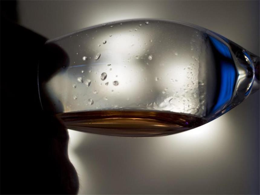 Moderater Alkoholkonsum hat kaum positive Wirkung Alkohol in Maßen soll gesund sein - dieses Ergebnis zahlreicher Studien haben britische Forscher in einer neuen Analyse entkräftet. Foto: Daniel Naupold/Archiv